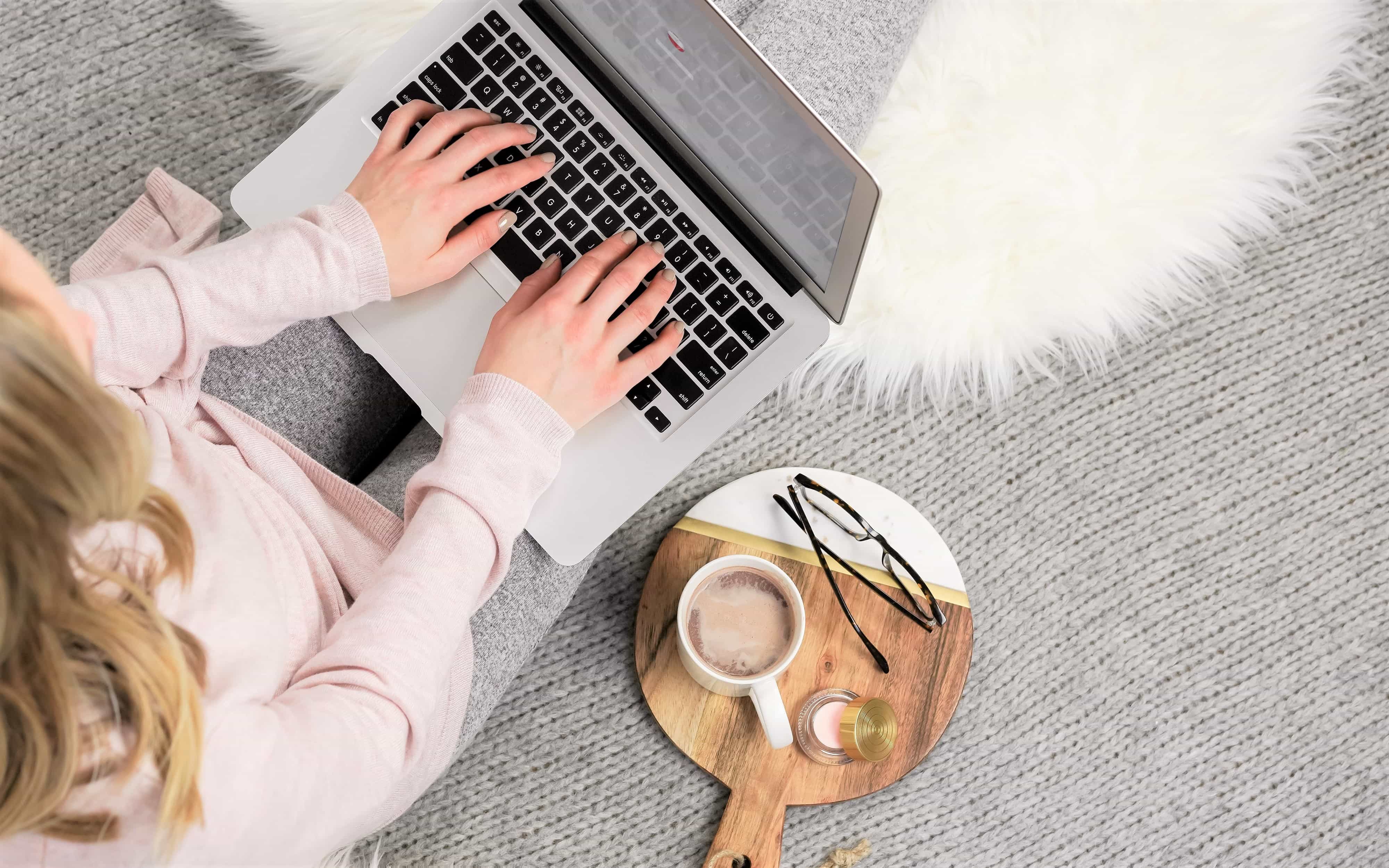 Is investing in a self-hosted blog really worth it? The answer is “YES!” Find out why here - 7 reasons to go self hosted with your blog. #bloggingtips #selfhostedblog #startablog